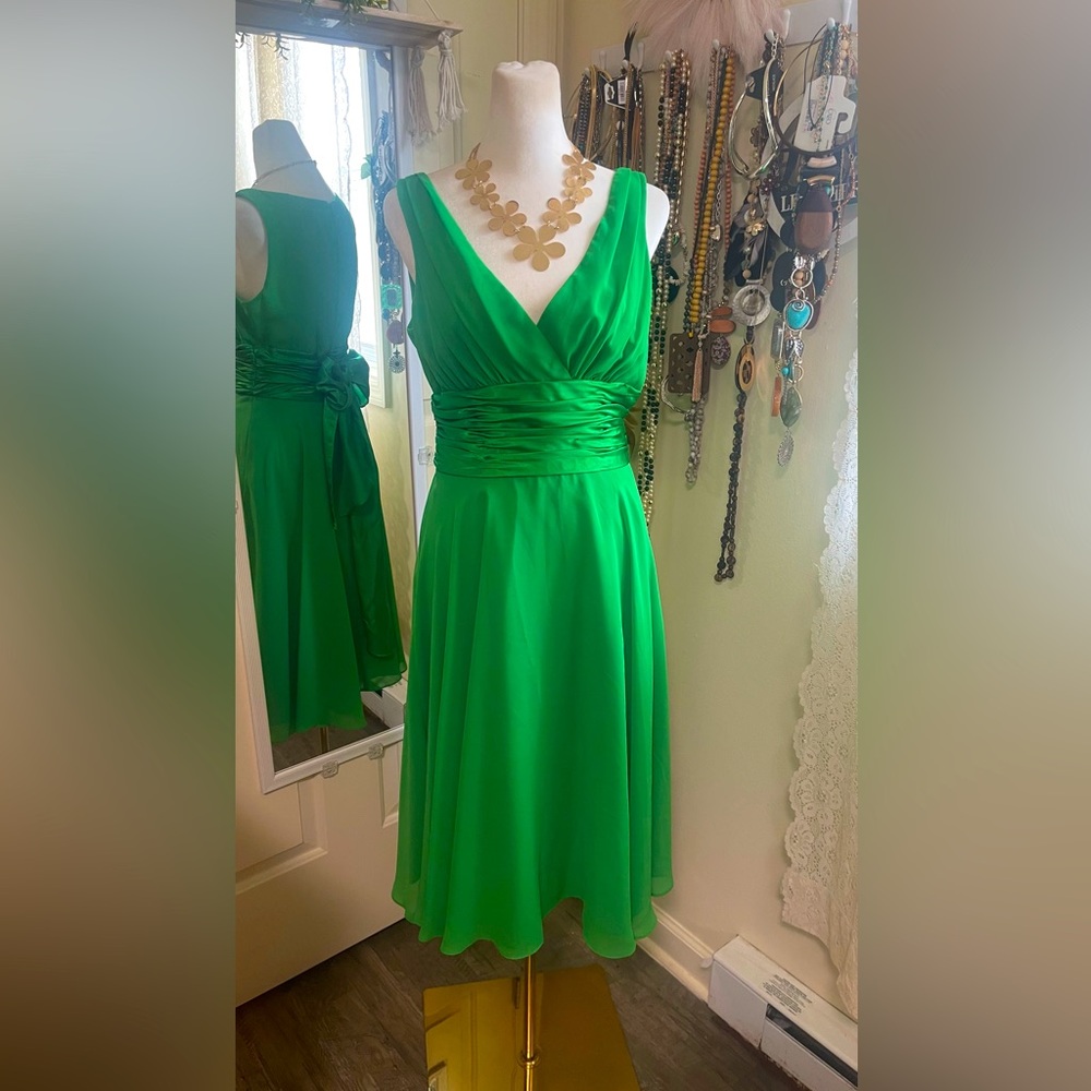Elegant Kelly  Green Sleeveless Dress size 8